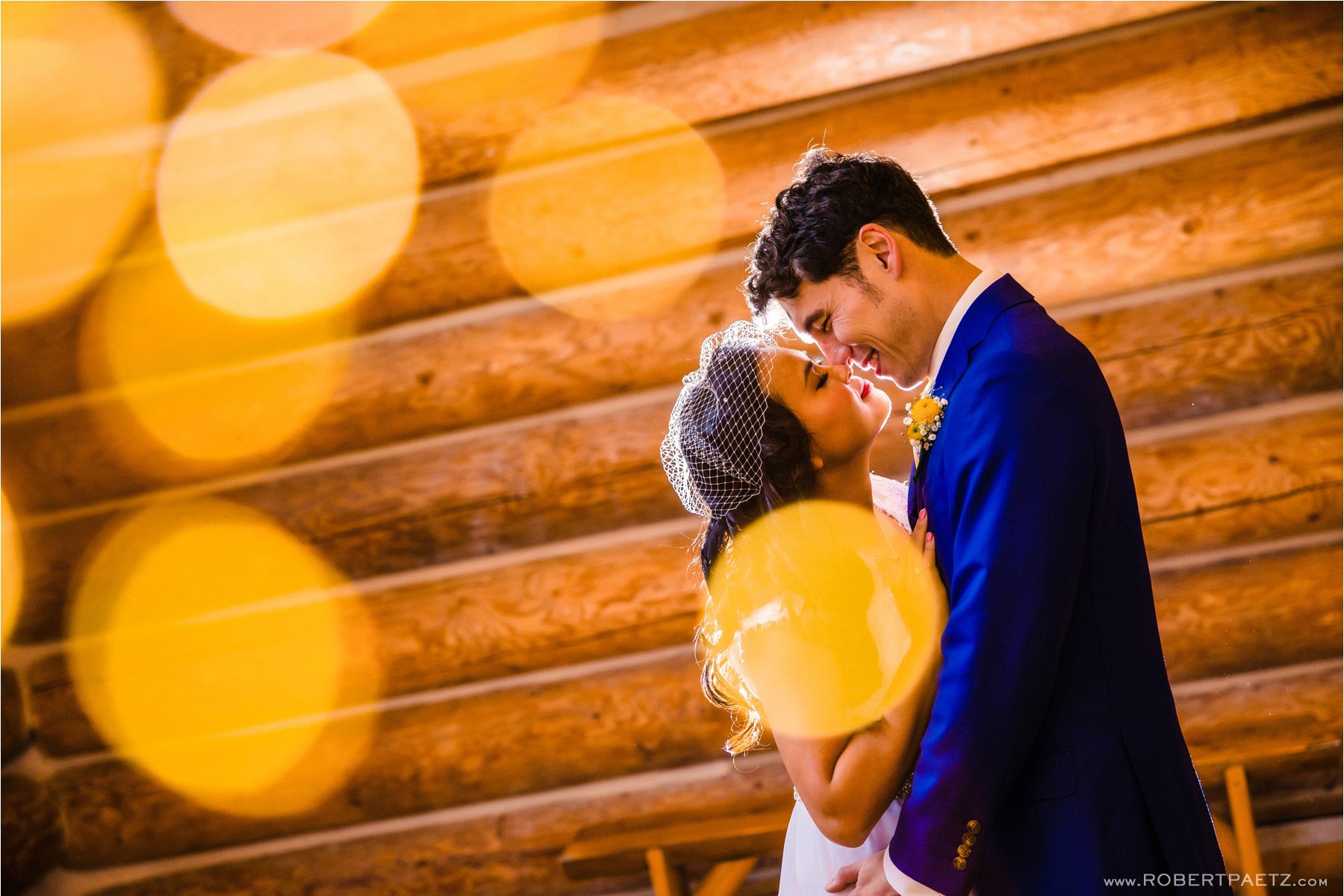 A fall micro wedding at the Wallace Falls Lodge in Washington (near Seattle), photographed by the destination wedding photographer, Robert Paetz. 